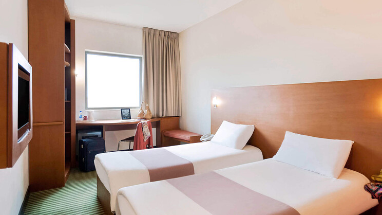 Room with 2 single beds 